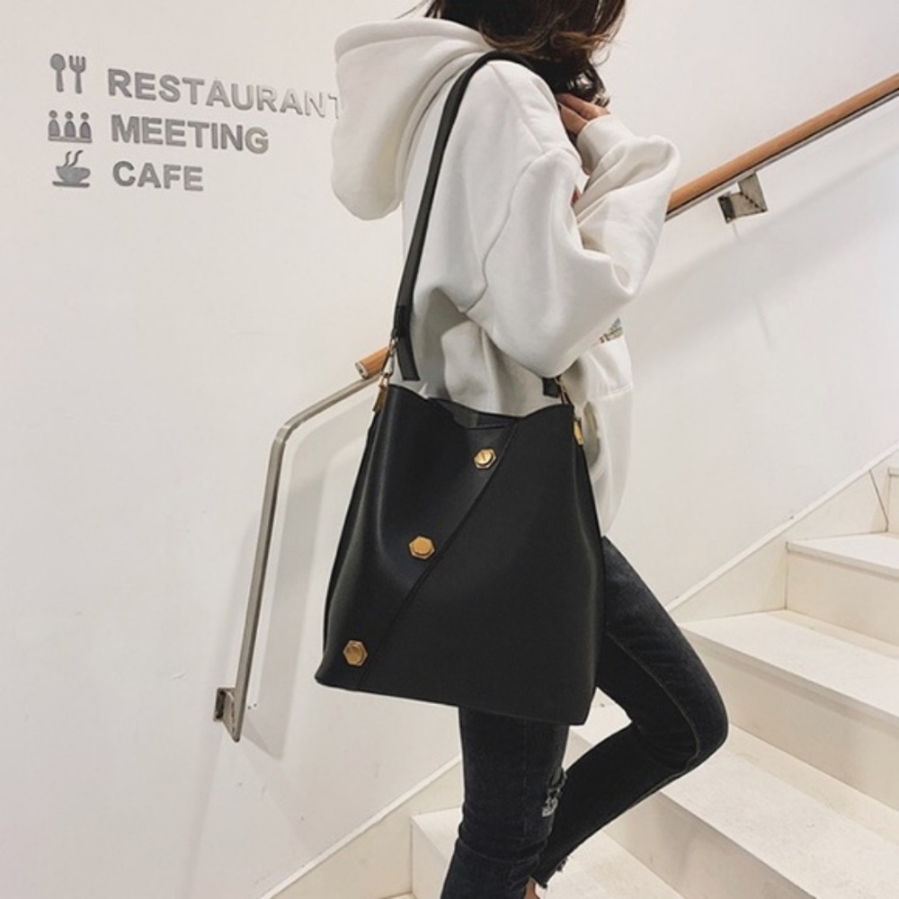 Just In! 🆕 BERLINE Rivet Bucket Bag - BLACK - Picture 7 of 8